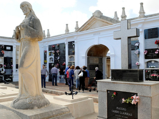 (Fotos) Menorca acude a los cementerios