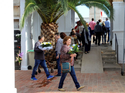 (Fotos) Menorca acude a los cementerios