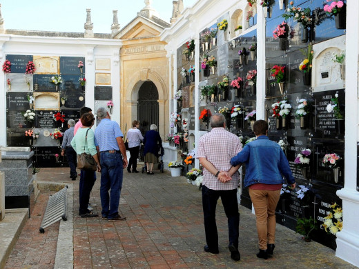 (Fotos) Menorca acude a los cementerios