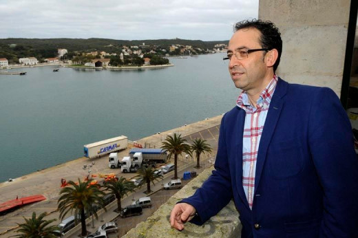 Vicente Martínez, en el puerto de Maó (Foto: Tolo Mercadal)