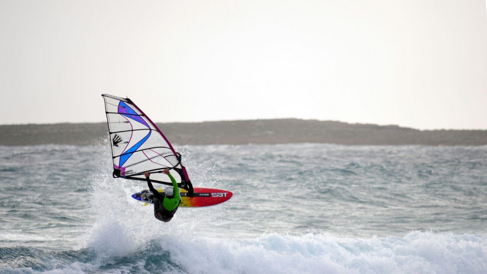 Imagen espectacular de uno de los windsurfistas en Punta Prima (Fotos: Rafuny)