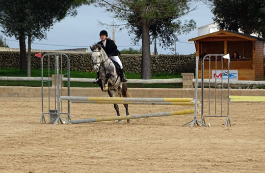 Alina Gabriela ganó la prueba de 0.80 metros con Sultán.