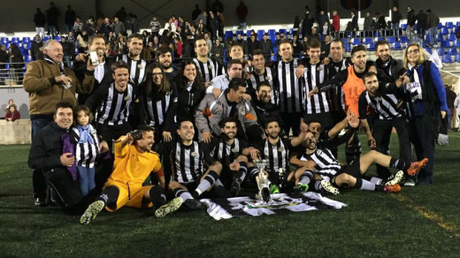 Celebración del título del Alaior (Fotos: deportesmenorca.com)