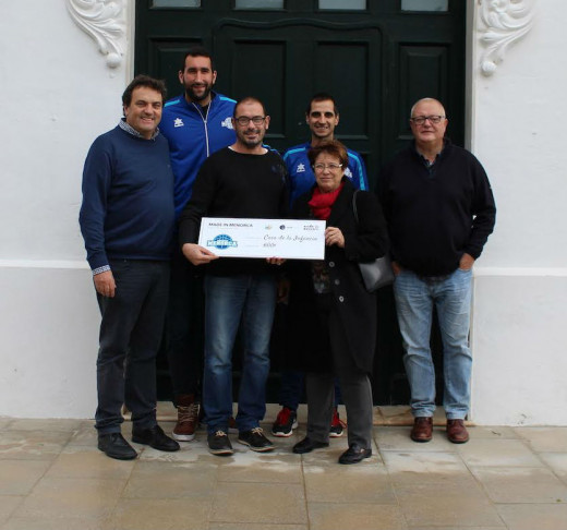 Imagen de la entrega del dinero recaudado (Foto: Bàsquet Menorca)