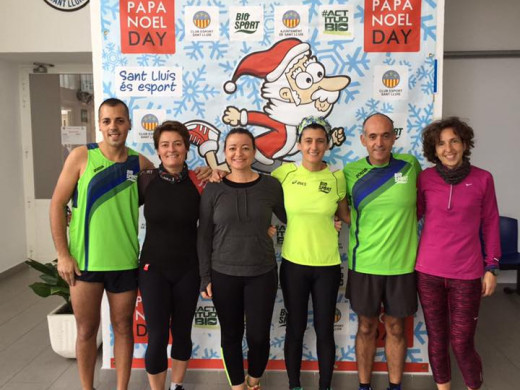 (Galería de fotos) Diversión y deporte en el “Papa Noel Day” de Sant Lluís