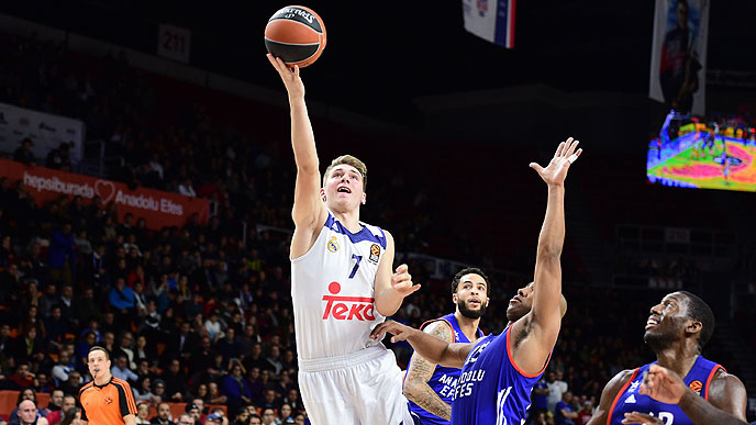 Luka Doncic ejecuta una bandeja ante el Efes (Foto: Euroliga)