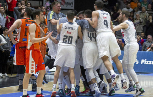 Los jugadores del Real Madrid abrazan a Llull tras la canasta (Foto: acb.com)