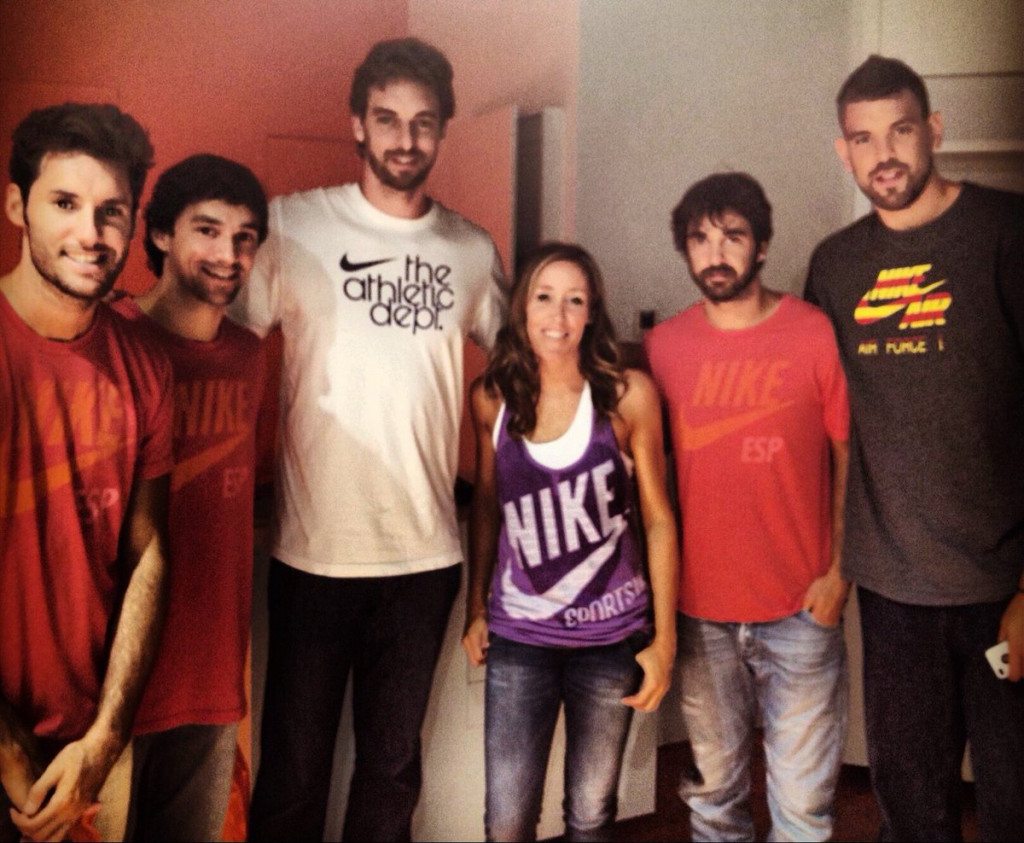 Llull, junto al resto de jugadores (Foto: @MartaFernandez5)