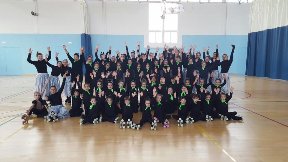 Saludo de las patinadoras de la escuela de la UD Mahón (Fotos: Biosport)