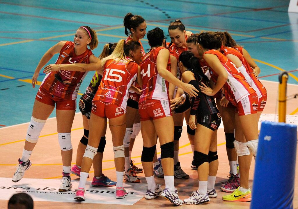 Piña de las jugadoras antes del inicio de un partido (Foto: Tolo Mercadal)