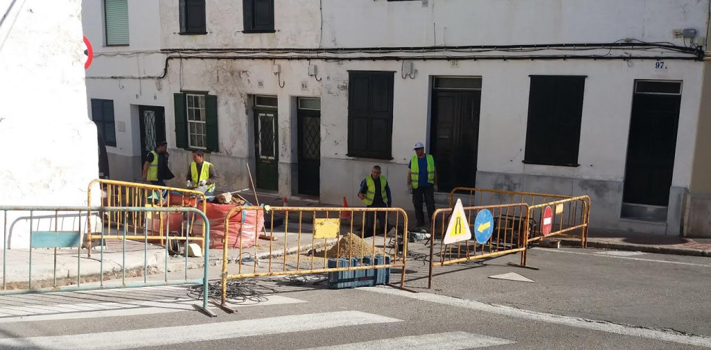 Imagen de las obras en la calle Sol de Maó (Foto: Ajuntament de Maó)