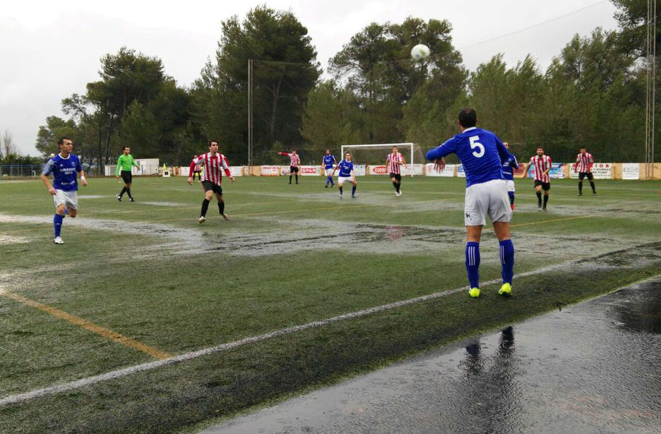 Enric saca de banda en un momento del partido, con el campo lleno de agua (Foto: CF San Rafael)