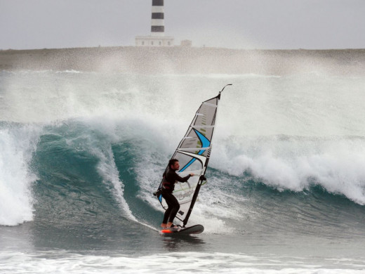 (Fotos y vídeo) Días especiales para los amantes del surf en Menorca