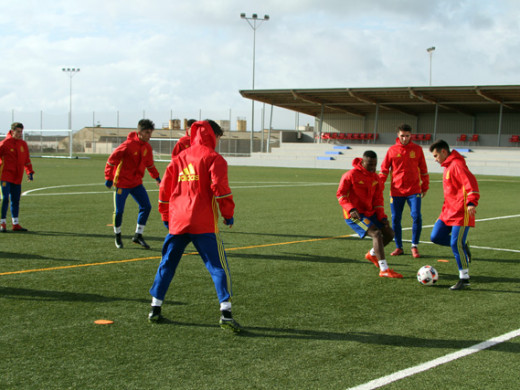 (Galería de fotos) Cita con el fútbol internacional en Maó