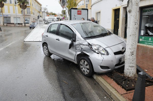 El coche tiene afectada la parte derecha. (Foto: Tolo Mercadal).