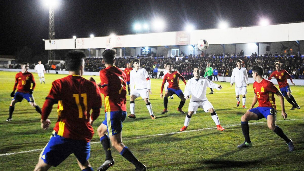 Accion del partido con las gradas, al fondo, repletas de aficionados (Fotos: Tolo Mercadal)