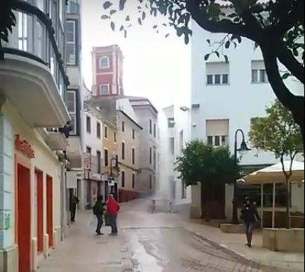 El agua caía desde un bloque de pisos.