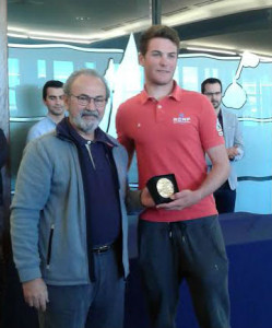 Joan Cardona, recibiendo el trofeo.