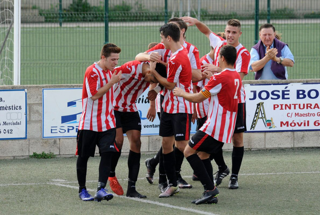 Celebración de un gol del Mercadal ante el Formentera (Foto: Tolo Mercadal)