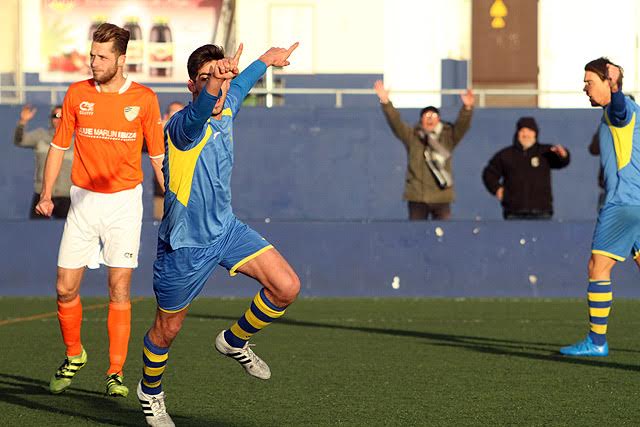 Dani celebra el primer gol de Penya (Fotos: deportesmenorca.com)