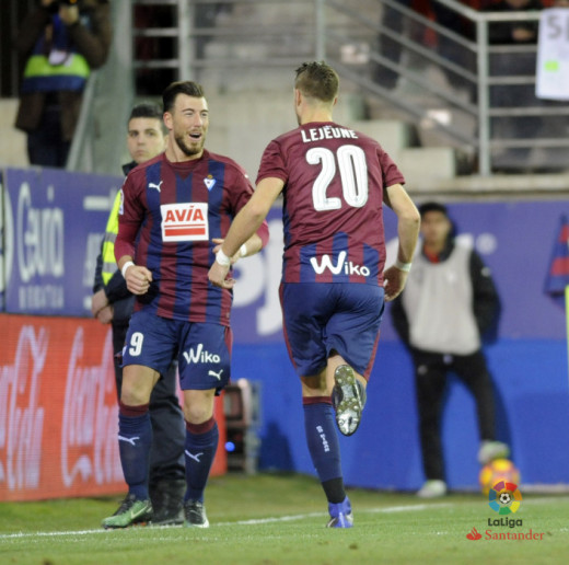 Celebración entre Sergi Enrich y Lejeune (Foto: laliga.es)