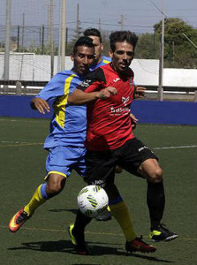 Fabri presiona a un rival.