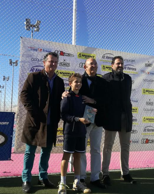 Felipe Virgili, recibiendo el trofeo (Foto: CT Mahón)