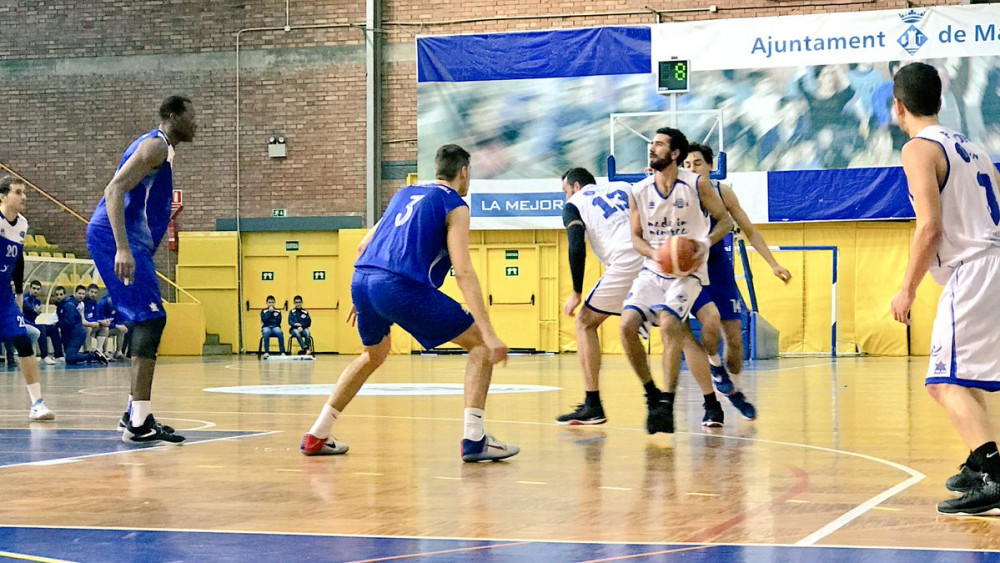 Dani García inicia la peentración en un momento del partido (Fotos: @basquet_menorca)