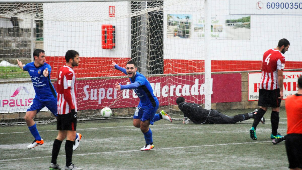 Imagen de uno de los goles del Ferriolense (Fotos: Tolo Mercadal)