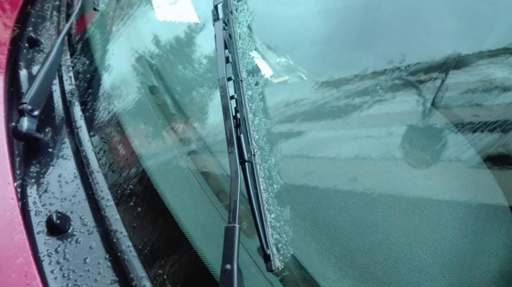 Granizo en el parabrisas de un coche en Maó.