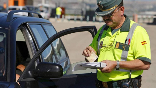 El conductor fue detenido por la Guardia Civil de Tráfico.