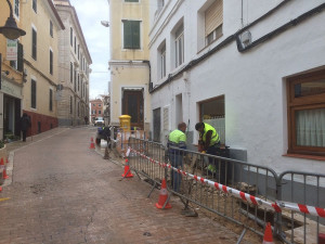 Los operarios siguen trabajando en la calle Infanta.