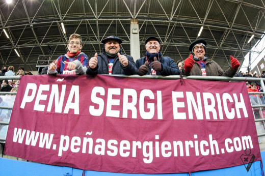 Algunos de los miembros de la Peña Sergi Enrich, en Ipurúa (Foto: @psergienrich)