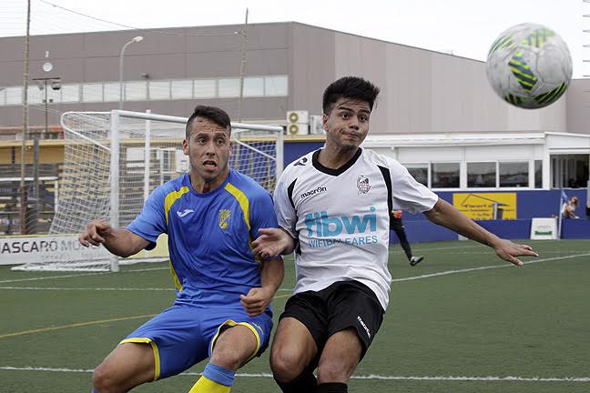 Quel Enrich pelea un balón con un adversario (Foto: deportesmenorca.com)