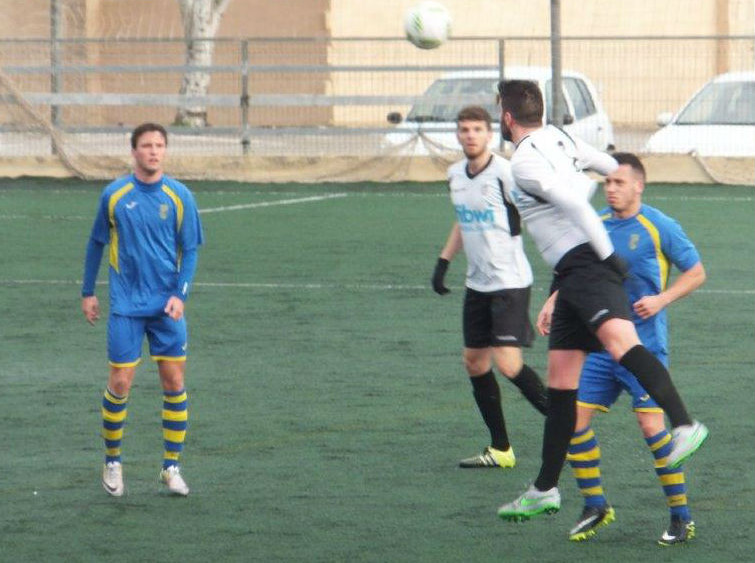 Un jugador del Constància despeja un balón ante Quel y Carlos (Fotos: futbolbalear.es)