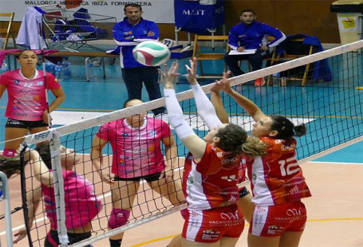 Rosalía Alonso salta a por un bloqueo ante el Haris (Foto: Miquel Moll)