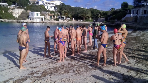 Los nadadores, justo antes de zambullirse en el agua (Foto: P. Sans)