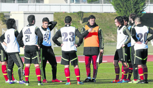 Santi Denia, en un entrenamiento de la selección española.