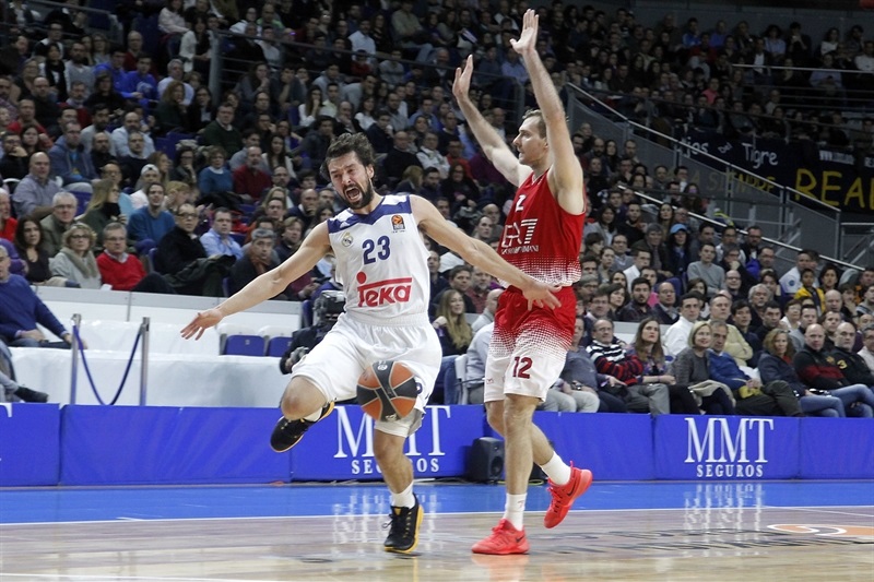 Llull recibe la falta de Dragic (Foto: Euroleague)