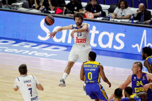 Llull asiste a un compañero durante el partido (Foto: Euroliga)