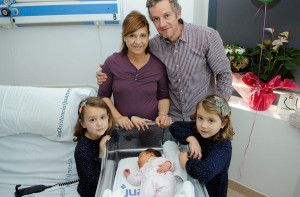 Olivia Sepúlveda nació el pasado día 30 y ya conoce a toda su familia, Daniel, Carolin y sus hermanitas  Laura y Sofía.