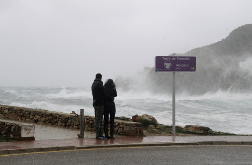 Dos personas, observando el temporal en Fornells (Foto: Tolo Mercadal)