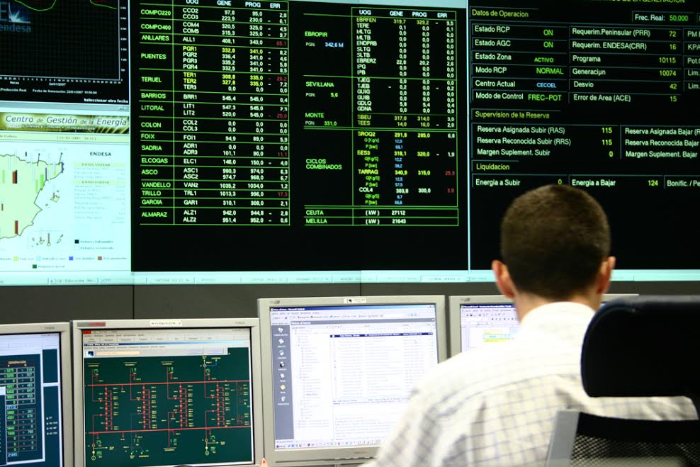 Trabajador en una sala de control de Endesa.