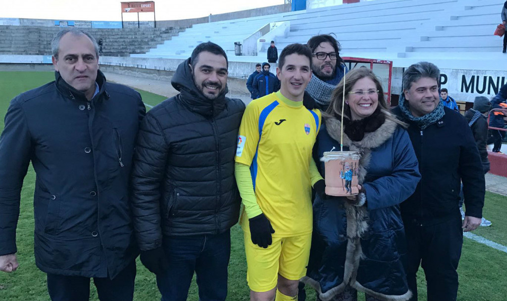 Robert, recogiendo un trofeo tras el partido con motivo de las fiestas de Sant Antoni (Foto: futbolbalear.es)