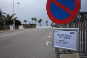 La señalización de la policía local de Sant Lluís advierte del inminente rodaje. (Foto: D.A.)