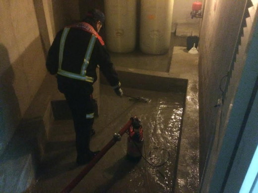 (Fotos) La rotura de un depósito de agua inunda el Teatre Principal, dos casas y deja sin luz a gran parte de Maó