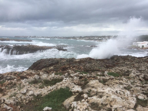 Temporal marítimo esta mañana en Binisafua Roters, en Sant Lluís (Foto: Tolo Mercadal)