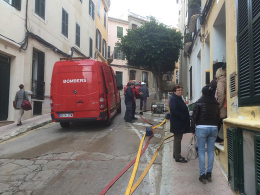 (Fotos) La rotura de un depósito de agua inunda el Teatre Principal, dos casas y deja sin luz a gran parte de Maó