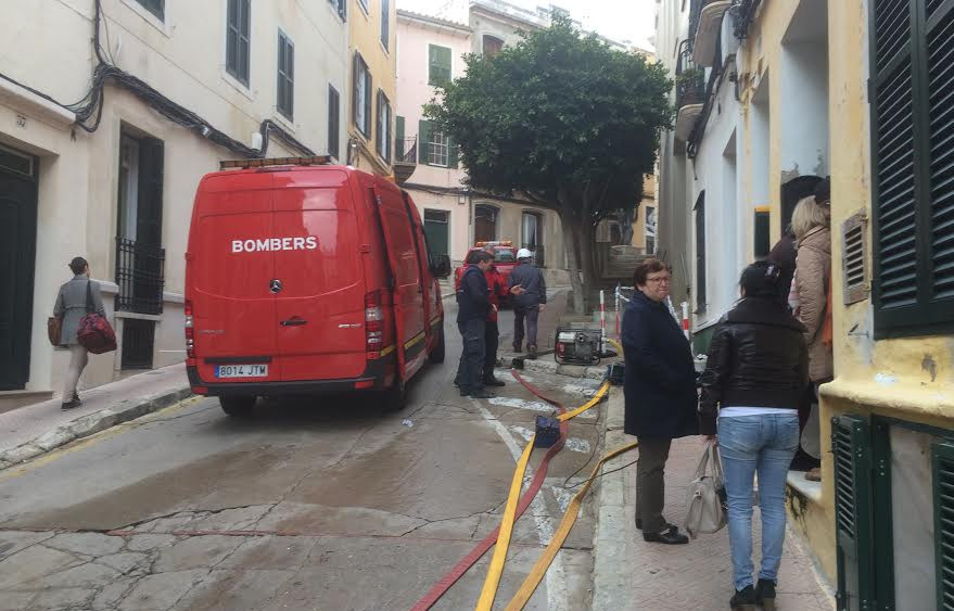 Los bomberos, actuando a primera hora de la mañana en la zona (Fotos: Tolo Mercadal)