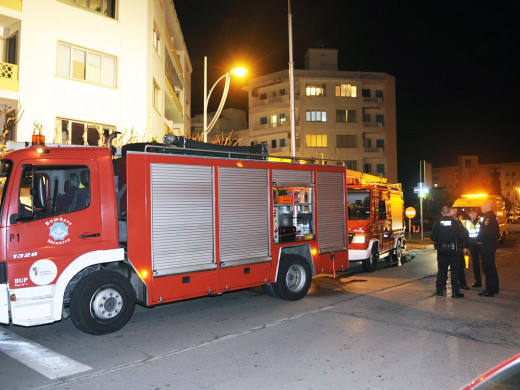 (Galería de fotos) Arde un tercer piso en la calle Vives Llull de Maó